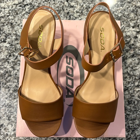 Soda Tan Platform Sandals - Picture 4 of 6